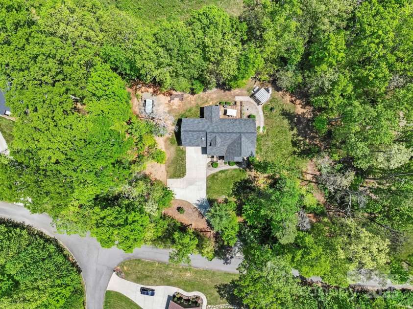 9 Oak Mountain Drive, Leicester, NC 28748.  MLS# CAR4253032, YatesRealty ID 23978. 