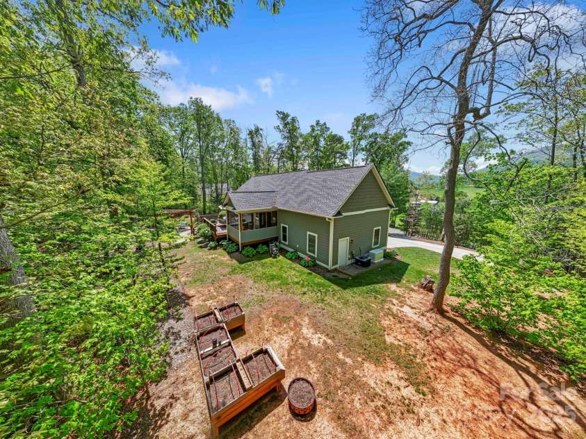 9 Oak Mountain Drive, Leicester, NC 28748.  MLS# CAR4253032, YatesRealty ID 23978. 
