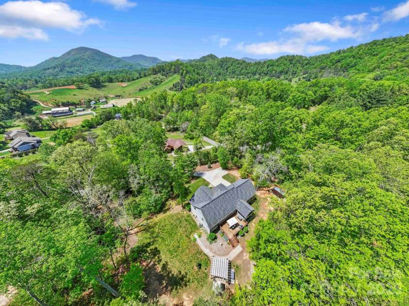 9 Oak Mountain Drive, Leicester, NC 28748.  MLS# CAR4253032, YatesRealty ID 23978. 