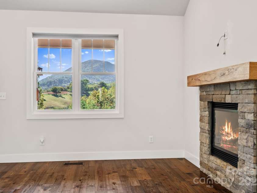 9 Oak Mountain Drive, Leicester, NC 28748.  MLS# CAR4313578, YatesRealty ID 23978. 