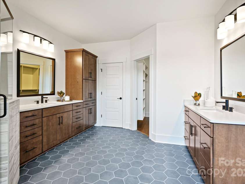 14011 Camden Close Circle, Huntersville, NC 28078.  MLS# CAR4271139, YatesRealty ID 23982. Spacious primary bath with separate vanities