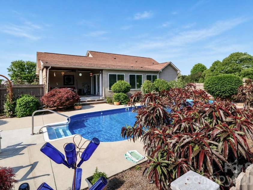 108 Garrison Drive, Statesville, NC 28677.  MLS# CAR4377910, YatesRealty ID 23983. 