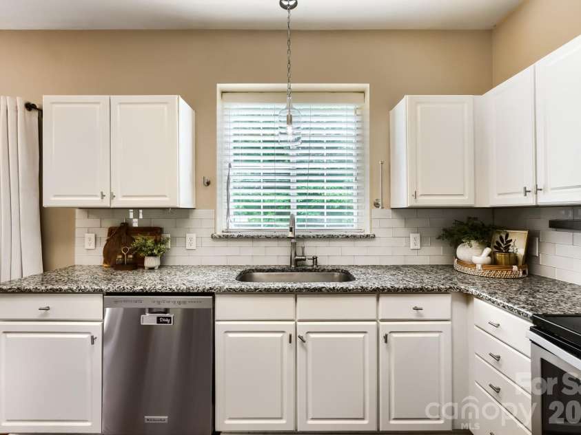 6408 Fillian Lane, Charlotte, NC 28269.  MLS# CAR4374628, YatesRealty ID 23984. Granite Counters