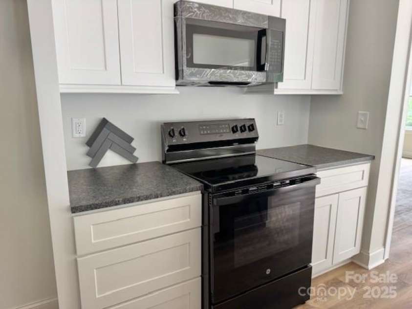 414 Westview Street, Gastonia, NC 28052.  MLS# CAR4276991, YatesRealty ID 23985. Black Appliances