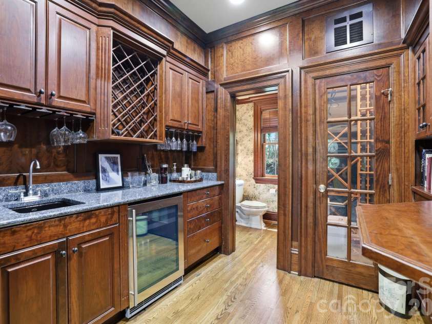 937 Granville Road, Charlotte, NC 28207.  MLS# CAR4380176, YatesRealty ID 23985. 