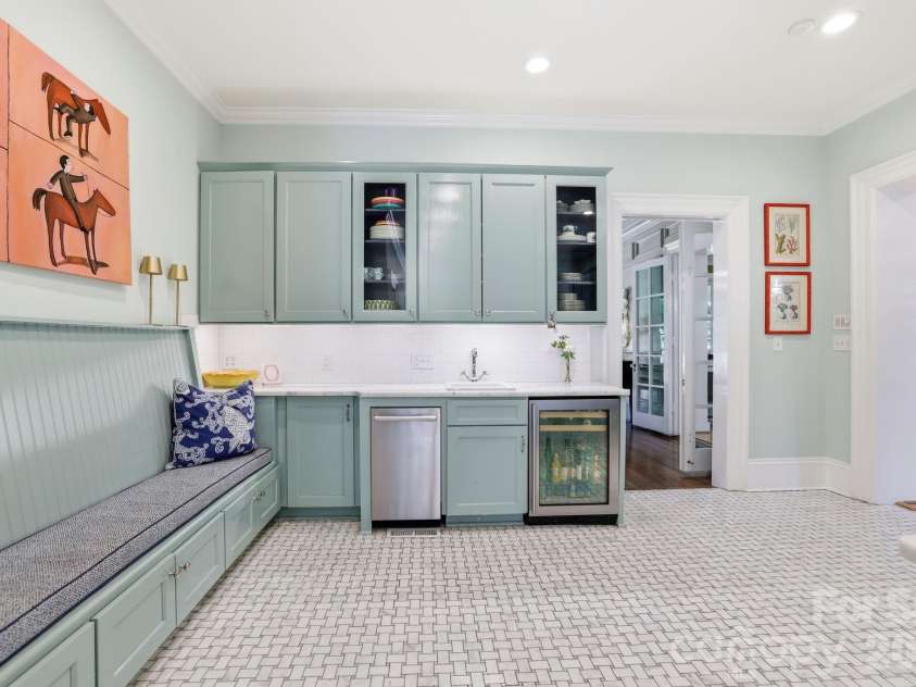 937 Granville Road, Charlotte, NC 28207.  MLS# CAR4380176, YatesRealty ID 23985. 