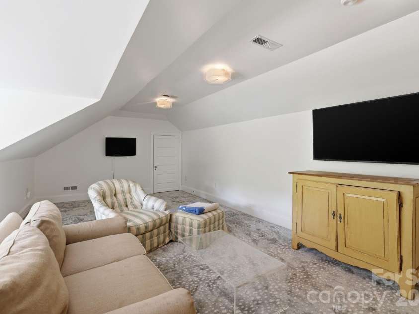 937 Granville Road, Charlotte, NC 28207.  MLS# CAR4380176, YatesRealty ID 23985. 