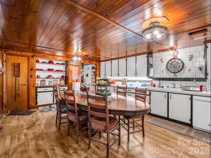 408 Hollis Road, Ellenboro, NC 28040.  MLS# CAR4379157, YatesRealty ID 23986. Large  Retro Kitchen