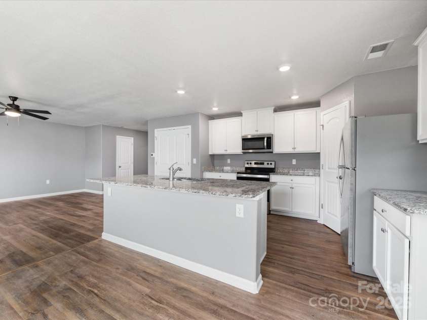 9136 Creedmore Hills Drive, Charlotte, NC 28214.  MLS# CAR4274108, YatesRealty ID 23986. Kitchen
