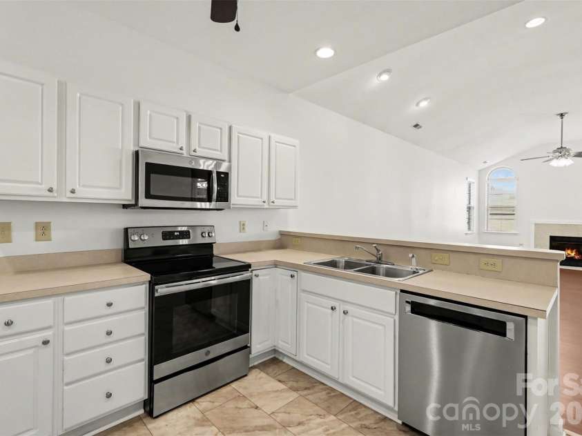2726 Polo Club Boulevard, Matthews, NC 28105.  MLS# CAR4366042, YatesRealty ID 23988. 