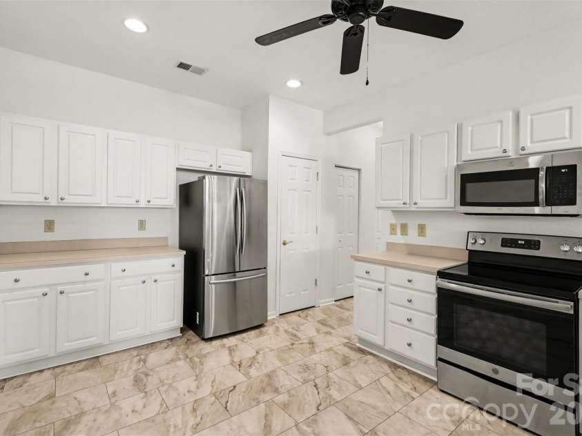 2726 Polo Club Boulevard, Matthews, NC 28105.  MLS# CAR4366042, YatesRealty ID 23988. 