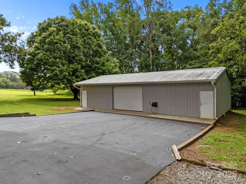 8900 Old Concord Road, Salisbury, NC 28146.  MLS# CAR4295325, YatesRealty ID 2399. Detached 1275 sq ft garage