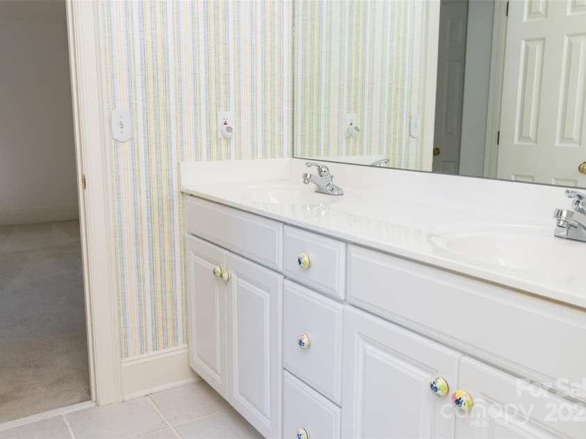 19113 Southport Drive, Cornelius, NC 28031.  MLS# CAR4242642, YatesRealty ID 23990. Connecting Bath