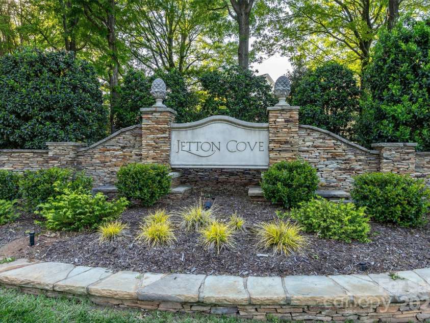 19113 Southport Drive, Cornelius, NC 28031.  MLS# CAR4242642, YatesRealty ID 23990. Fabulous Jetton Cove Neighborhood