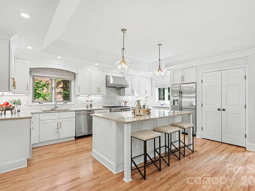 5500 Mcalpine Farm Road, Charlotte, NC 28226.  MLS# CAR4378170, YatesRealty ID 23992. 