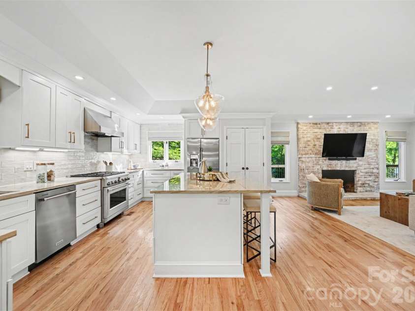 5500 Mcalpine Farm Road, Charlotte, NC 28226.  MLS# CAR4378170, YatesRealty ID 23992. 