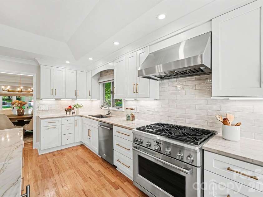 5500 Mcalpine Farm Road, Charlotte, NC 28226.  MLS# CAR4378170, YatesRealty ID 23992. 