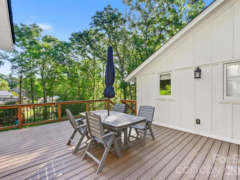 5500 Mcalpine Farm Road, Charlotte, NC 28226.  MLS# CAR4378170, YatesRealty ID 23992. 