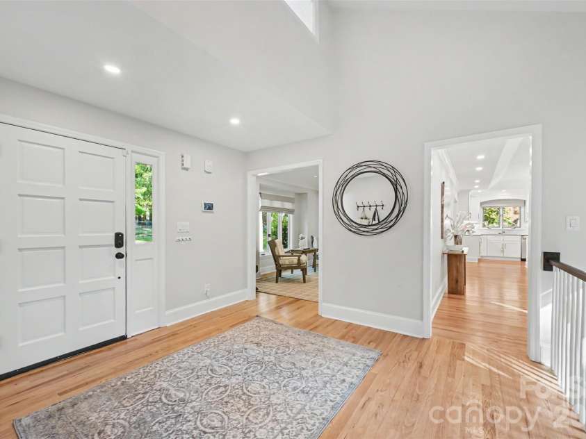 5500 Mcalpine Farm Road, Charlotte, NC 28226.  MLS# CAR4378170, YatesRealty ID 23992. Foyer