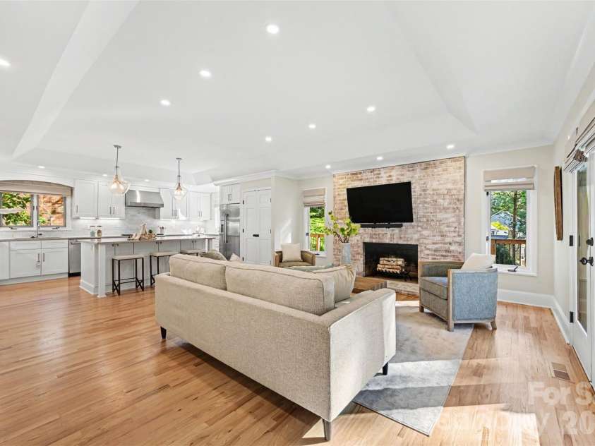 5500 Mcalpine Farm Road, Charlotte, NC 28226.  MLS# CAR4378170, YatesRealty ID 23992. Great Room 