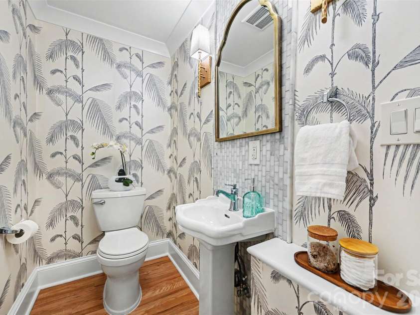 5500 Mcalpine Farm Road, Charlotte, NC 28226.  MLS# CAR4378170, YatesRealty ID 23992. Half bathroom