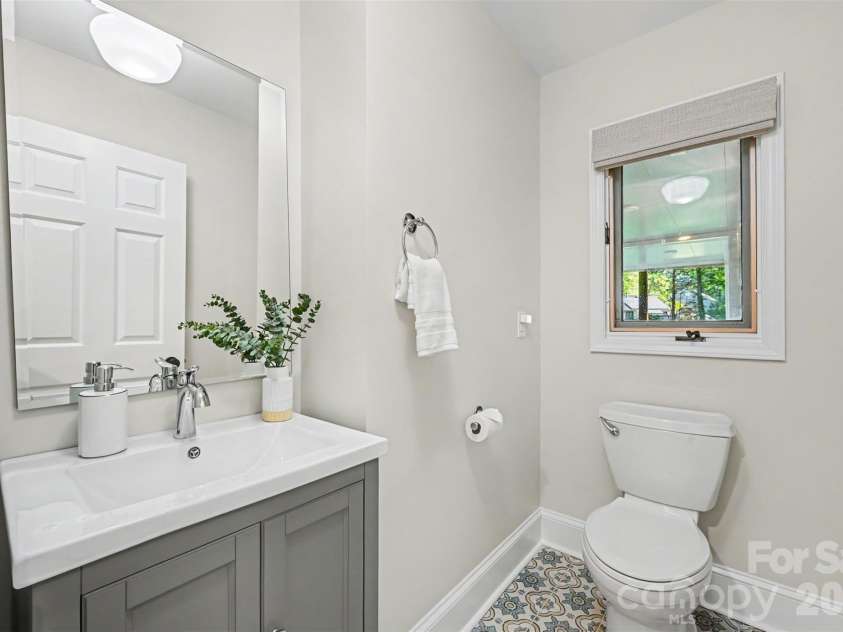5500 Mcalpine Farm Road, Charlotte, NC 28226.  MLS# CAR4378170, YatesRealty ID 23992. Half bathroom - basement