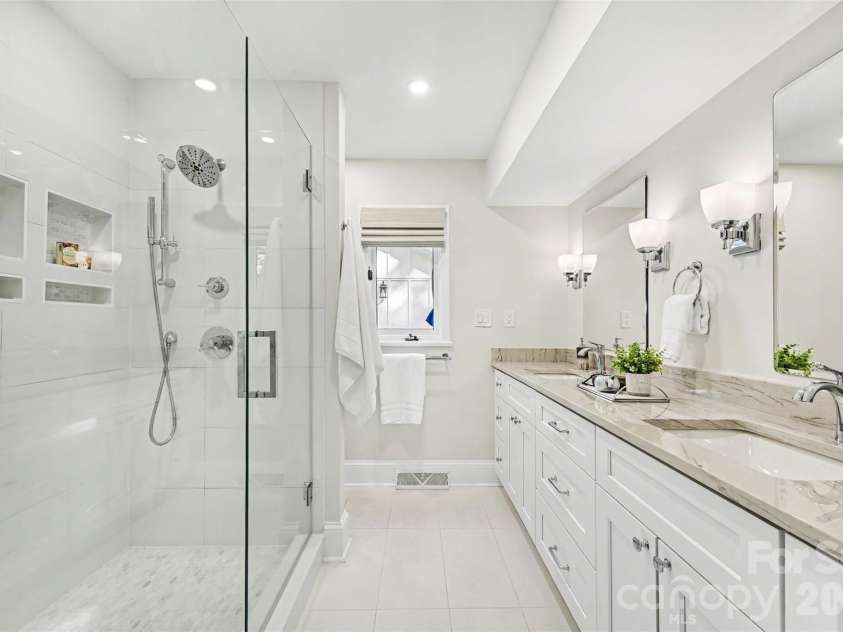 5500 Mcalpine Farm Road, Charlotte, NC 28226.  MLS# CAR4378170, YatesRealty ID 23992. Primary bathroom 