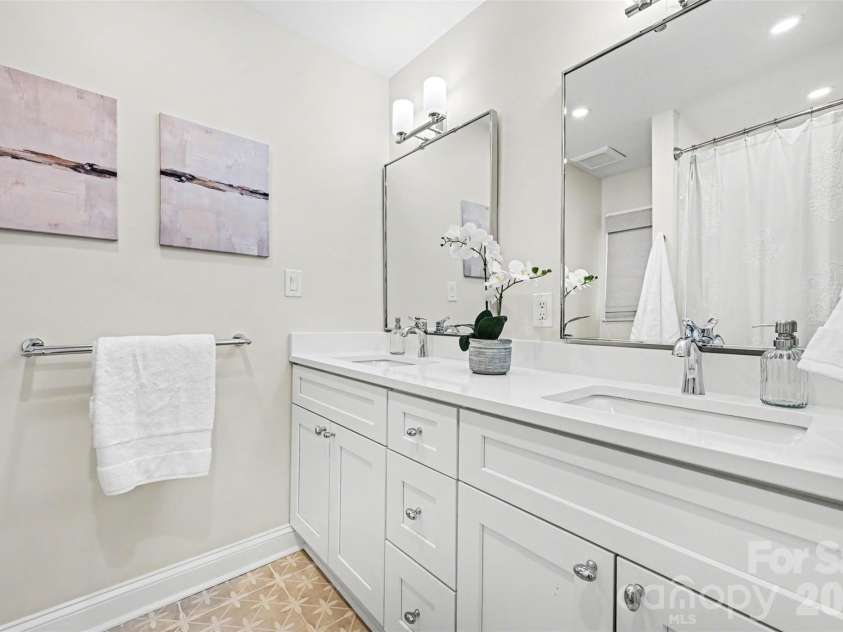5500 Mcalpine Farm Road, Charlotte, NC 28226.  MLS# CAR4378170, YatesRealty ID 23992. Shared full bathroom 