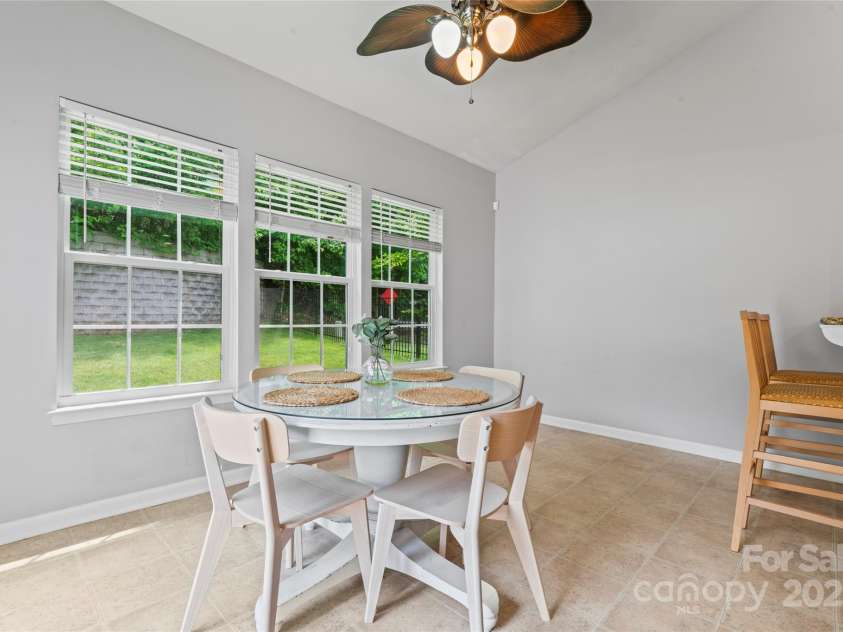 16615 Crimson Sargent Drive, Charlotte, NC 28213.  MLS# CAR4257903, YatesRealty ID 23996. Additional dining space