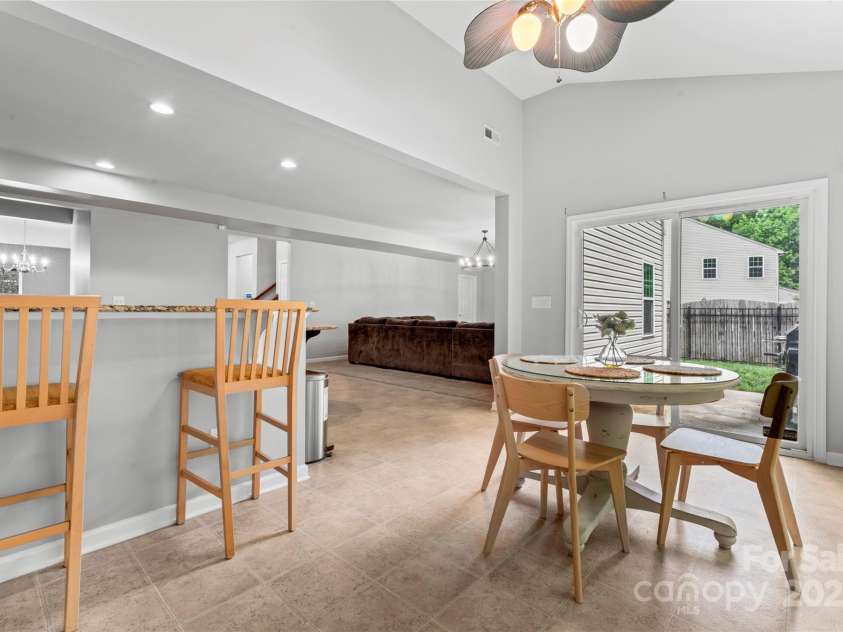 16615 Crimson Sargent Drive, Charlotte, NC 28213.  MLS# CAR4257903, YatesRealty ID 23996. Additional dining space