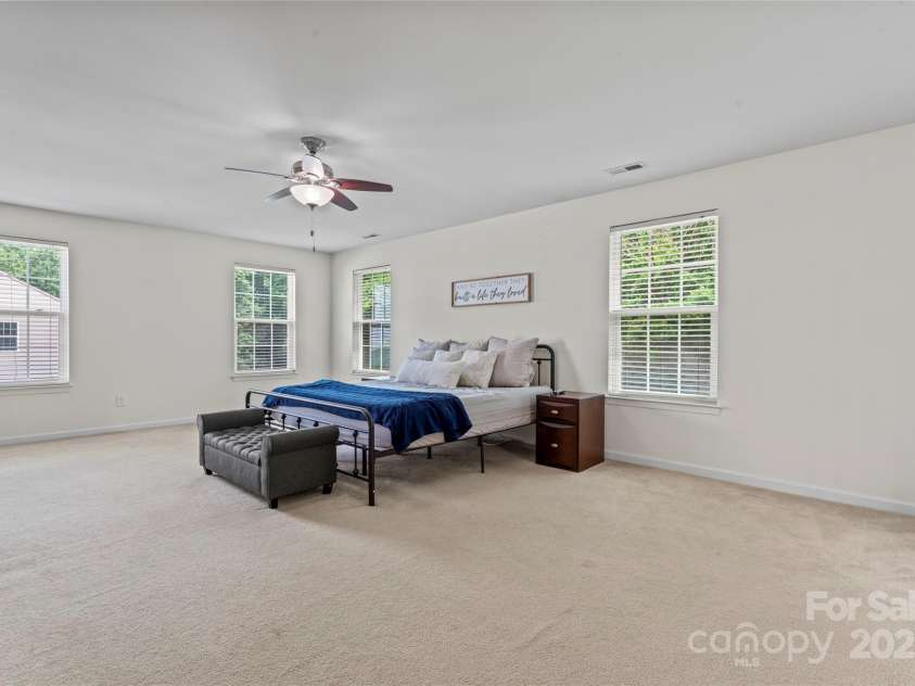 16615 Crimson Sargent Drive, Charlotte, NC 28213.  MLS# CAR4257903, YatesRealty ID 23996. Extra large primary suite