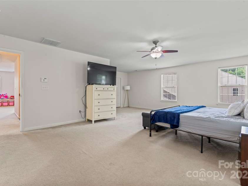 16615 Crimson Sargent Drive, Charlotte, NC 28213.  MLS# CAR4257903, YatesRealty ID 23996. Extra large primary suite