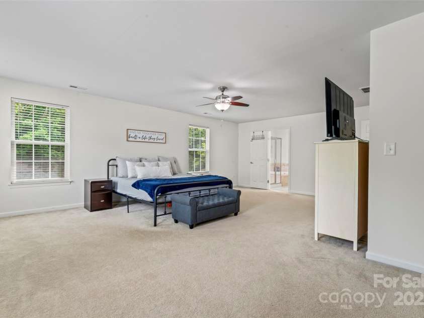 16615 Crimson Sargent Drive, Charlotte, NC 28213.  MLS# CAR4257903, YatesRealty ID 23996. Extra large primary suite