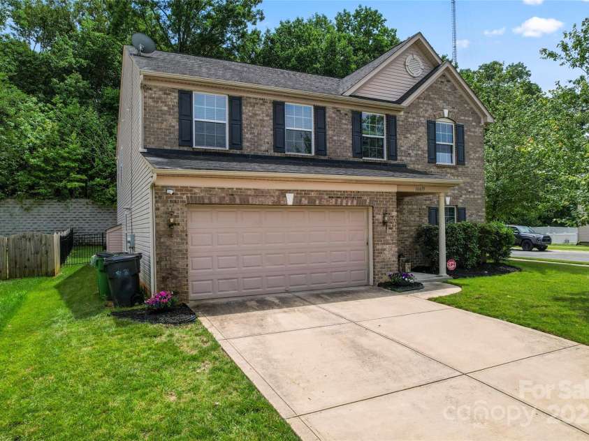 16615 Crimson Sargent Drive, Charlotte, NC 28213.  MLS# CAR4257903, YatesRealty ID 23996. Front