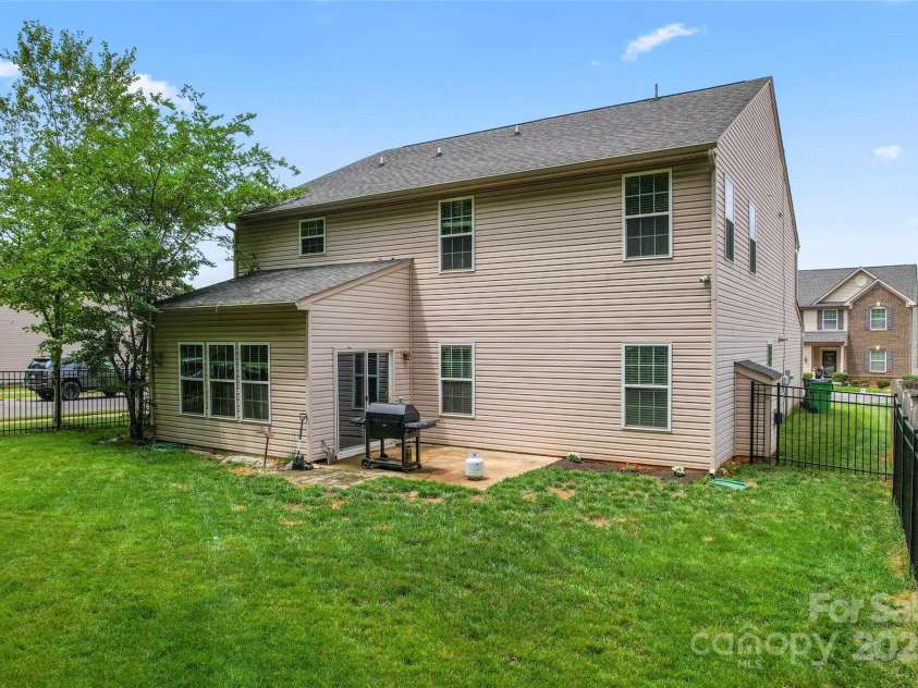 16615 Crimson Sargent Drive, Charlotte, NC 28213.  MLS# CAR4257903, YatesRealty ID 23996. Fully fenced yard