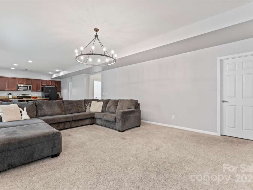 16615 Crimson Sargent Drive, Charlotte, NC 28213.  MLS# CAR4257903, YatesRealty ID 23996. Large living area