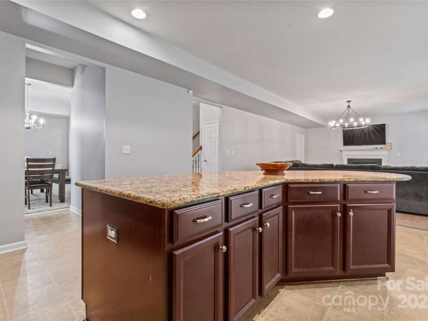 16615 Crimson Sargent Drive, Charlotte, NC 28213.  MLS# CAR4257903, YatesRealty ID 23996. Large, open kitchen