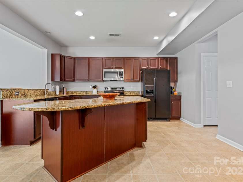 16615 Crimson Sargent Drive, Charlotte, NC 28213.  MLS# CAR4257903, YatesRealty ID 23996. Large, open kitchen