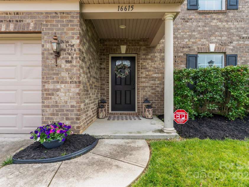 16615 Crimson Sargent Drive, Charlotte, NC 28213.  MLS# CAR4257903, YatesRealty ID 23996. Main entrance