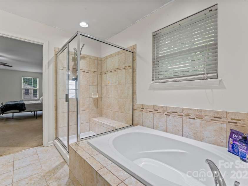 16615 Crimson Sargent Drive, Charlotte, NC 28213.  MLS# CAR4257903, YatesRealty ID 23996. Primary bathroom