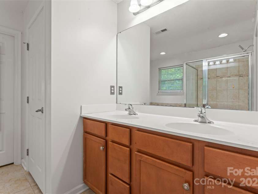 16615 Crimson Sargent Drive, Charlotte, NC 28213.  MLS# CAR4257903, YatesRealty ID 23996. Primary bathroom