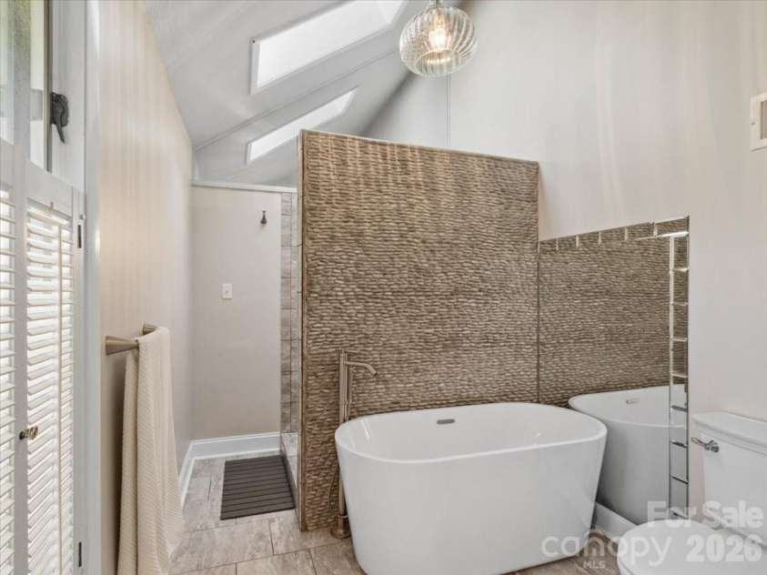 68 Acorn Road, Asheville, NC 28804.  MLS# CAR4372514, YatesRealty ID 23996. Primary Bath