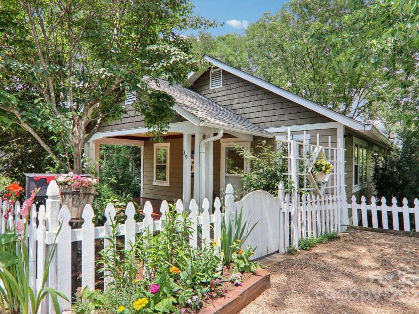 39 Short Street, Asheville, NC 28801.  MLS# CAR4216247, YatesRealty ID 23999. 