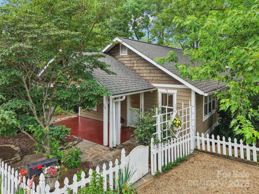 39 Short Street, Asheville, NC 28801.  MLS# CAR4216247, YatesRealty ID 23999. 