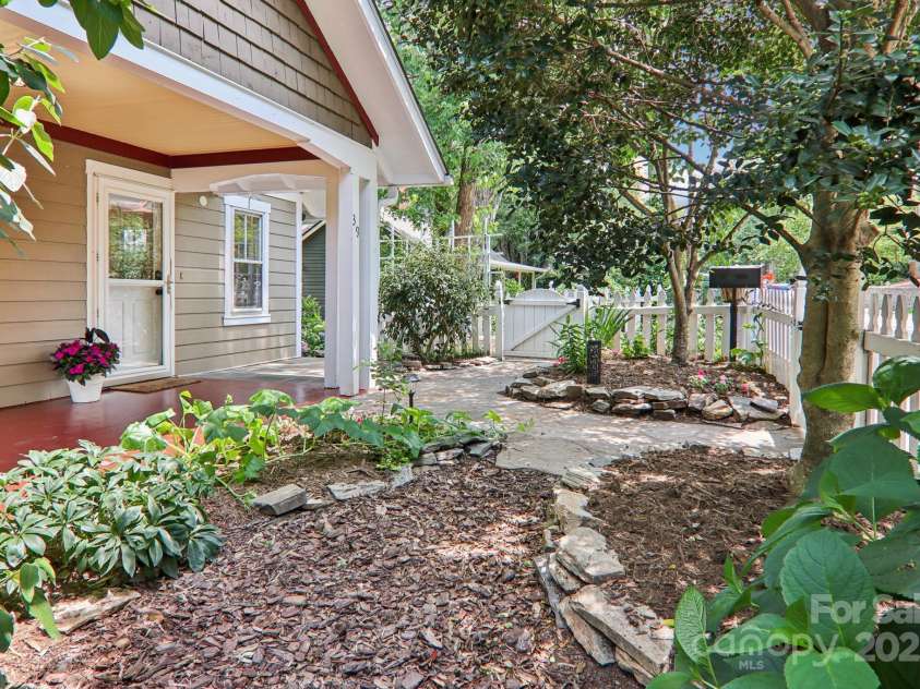 39 Short Street, Asheville, NC 28801.  MLS# CAR4216247, YatesRealty ID 23999. 