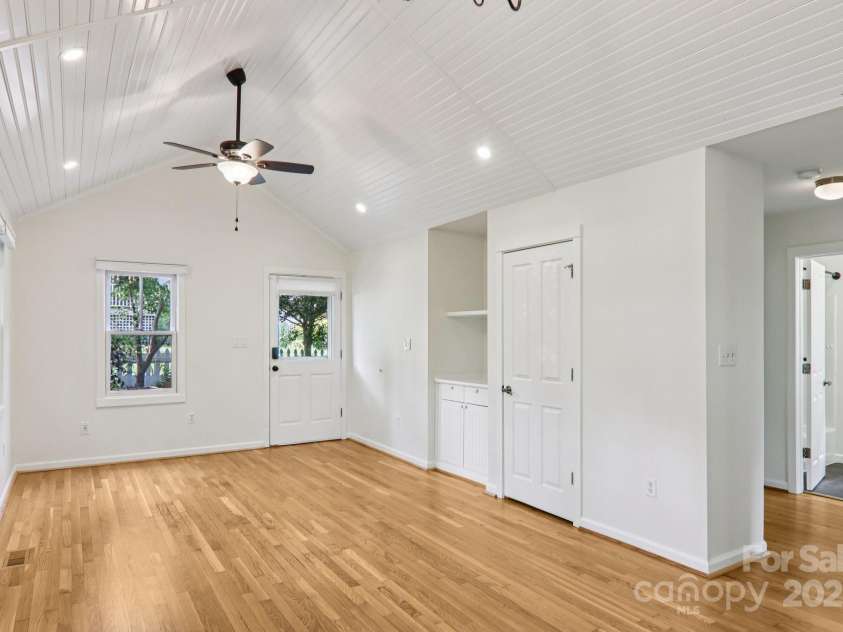 39 Short Street, Asheville, NC 28801.  MLS# CAR4216247, YatesRealty ID 23999. 