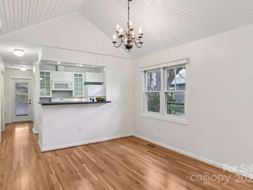 39 Short Street, Asheville, NC 28801.  MLS# CAR4216247, YatesRealty ID 23999. 