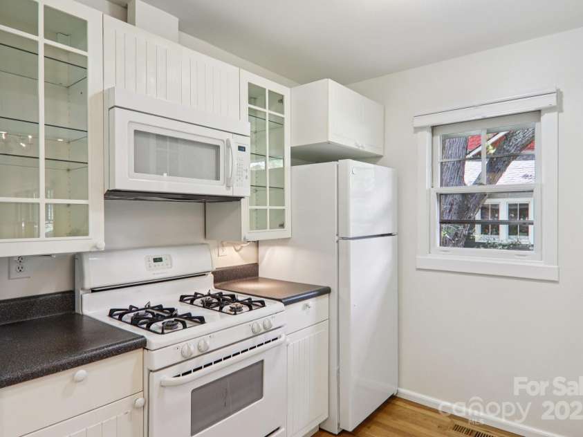 39 Short Street, Asheville, NC 28801.  MLS# CAR4216247, YatesRealty ID 23999. 