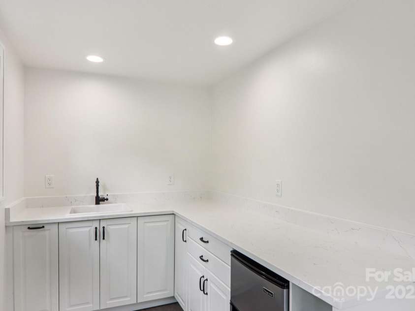 39 Short Street, Asheville, NC 28801.  MLS# CAR4216247, YatesRealty ID 23999. 