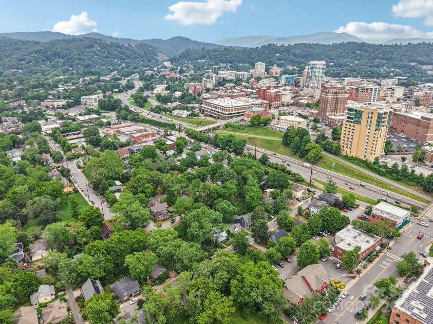 39 Short Street, Asheville, NC 28801.  MLS# CAR4216247, YatesRealty ID 23999. 